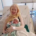 Pedro curtindo o colo da mamãe Isabella.