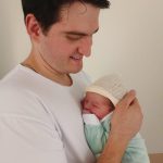 Pedro dormindo no colo do papai Silvério.