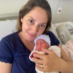 Lia curtindo o colo da mamãe Carolina.