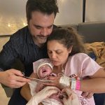 Papai Iedo cortando o cordão umbilical da pequena Ísis