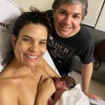 Marina pele a pele com a mamãe Daniela.