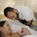 Davi pele a pele com a mamãe Lívia.