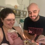 Papai Henrique cortando o cordão umbilical do pequeno Guilherme.