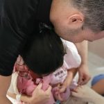 Papai Leonardo cortando o cordão umbilical do Bernardo.