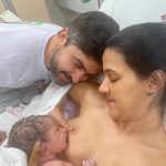 Guilherme pele a pele com a mamãe Paula.