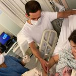 Papai Marcelo cortando o cordão umbilical do Felipe.