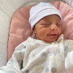 Luísa dando um sorrisinho para a foto.