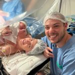 Mamãe Jéssica e Papai Tiago radiantes com a chegada do Gabriel.