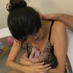 Mamãe Riane emocionada com a chegada da Lina.