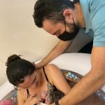 Os papais Riane e Fabiano encantados com a Lina.