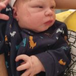 Maria Vitória observando tudo ao redor.