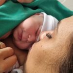 Valentina pele a pele com a mamãe Poliana.