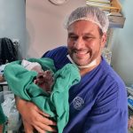 Valentina no colo do papai Renato.