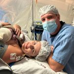 Os papais Camila e Marcelo felizes com chegada da Manuela.