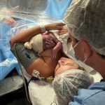 Manuela pele a pele com a mamãe Camila.