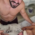 Papai Gonçalo cortando o cordão umbilical da Beatriz.