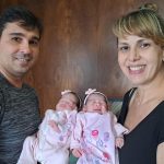 Primeira foto em família da Laís e da Manuela.