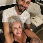 Os papais Mariana e Cláudio felizes com a chegada da Alice.