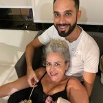 Papai Cláudio cortando o cordão umbilical da Alice.