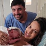 Os papais Karina e Diogo felizes com o Joaquim nos braços.