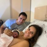 Ítalo pele a pele com a mamãe Vívian.