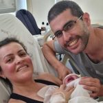 Os papais Maria Amélia e Fabrício felizes com a chegada da Maria Valentina.