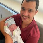 Luiz Henrique recebendo carinho do papai Marcos.