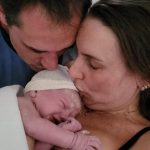 Os papais Lorena e Alexandre encantados com o nascimento do Guilherme.