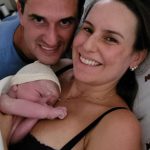 Guilherme aproveitando o colo da mamãe Lorena.