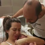 Os papais Ludmila e Charles emocionados com a chegada da Lara.