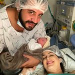 Os papais Cristal e Fred felizes com a chegada da Bianca.