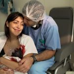 Os papais Suellen e Heitor emocionados com a Sarah nos braços.