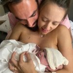 Os papais Luciana e Daniel felizes com a chegada da Olívia.