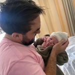 Olívia sendo admirada pelo papai Daniel.