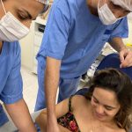 O papai João Marcos cortando o cordão umbilical do  Antônio.