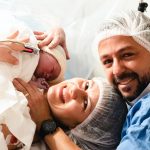 Os papais Alice e Igor encantados com a Isadora.