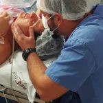 Os papais Fabiana e Paulo emocionados a espera da Helena.