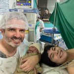 Os papais Camila e Adriano felizes com a chegada da Clara.