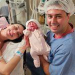 A mamãe Mayra e o papai Diego felizes com a Isabela nos braços.