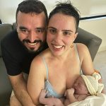 Os papais Fernanda e Igor felizes com o Luca nos braços.