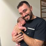 Luca aproveitando o colinho do papai Igor.