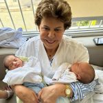 Rafael e Matheus curtindo o colinho da vovó Sônia.