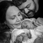 Os papais  Patrícia e Hênio emocionados com a chegada do Rafael e do Matheus.