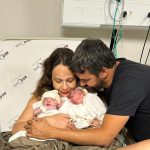 Rafael e Matheus sendo paparicados pelos papais Patrícia e Hênio.