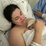 Gustavo pele a pele com a mamãe Raquel.