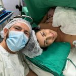 Gianna com os papais Pérola e Fabiano.