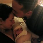 Os papais Lígia e Rafael emocionados com a chegada da Beatriz.