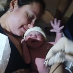 Beatriz aproveitando o colinho da mamãe Lígia.