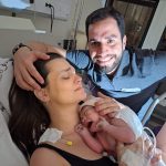 Os papais Luciana e Sérgio emocionados com a chegada da Luísa.