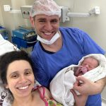 Os papais Carolina e Victor felizes com a chegada do Davi.